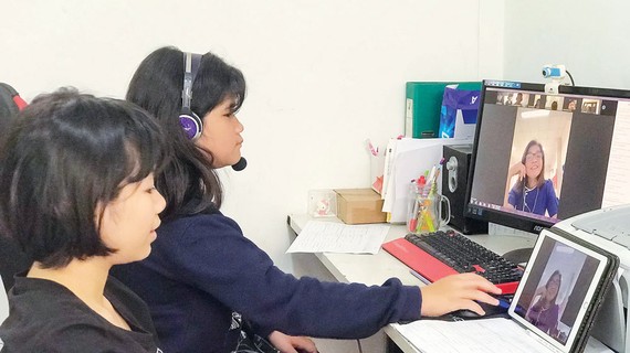 Chị em Hoàng Hà  và Ái Linh (lớp 5 Trường Tiểu học Hồng Ngọc - Ruby School,  quận Tân Phú, TPHCM) học trực tuyến tại nhà. Ảnh: HUỲNH NGA