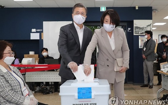 Tổng thống Hàn Quốc Moon Jae In  và phu nhân bỏ phiếu tại một điểm bầu cử ở thủ đô Seoul. Ảnh: Yonhap News