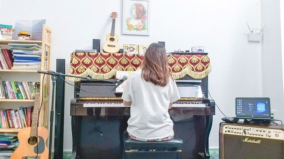 Một buổi học piano trực tuyến
