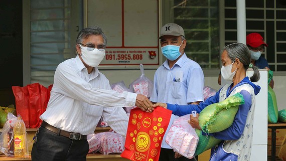 Người dân nhận quà hỗ trợ tại trụ sở Khu phố 8, phường 5, quận Gò Vấp, TPHCM. Ảnh: DŨNG PHƯƠNG