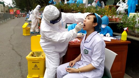 Cán bộ y tế dự phòng Hà Nội lấy mẫu bệnh phẩm của nhân viên y tế Bệnh viện Bạch Mai để xét nghiệm Covid-19