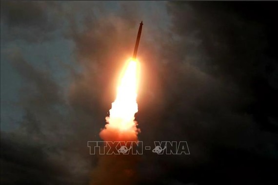 Một vụ thử tên lửa đạn đạo tại địa điểm không xác định ở Triều Tiên. Ảnh tư liệu: AFP/TTXVN