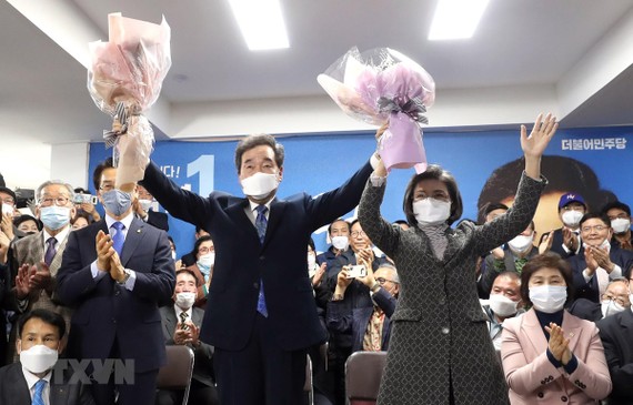 Cựu Thủ tướng Hàn Quốc Lee Nak-yon (giữa, phía trước), ứng viên của Đảng Dân chủ đồng hành cầm quyền, mừng chiến thắng sau khi kết quả bầu cử Quốc hội khóa 21 được công bố. Ảnh: AFP/TTXVN