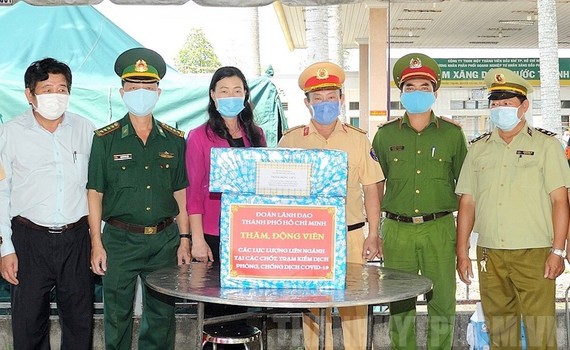 Phó Chủ tịch Uỷ ban MTTQ Việt Nam TP Triệu Lệ Khánh thăm và động viên các lực lượng đang làm nhiệm vụ tại chốt Quốc lộ 22. Ảnh: hcmcpv.org.vn