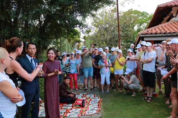 Hướng dẫn viên hướng dẫn khách du lịch nước ngoài tham quan Việt Nam dịp Tết 2020