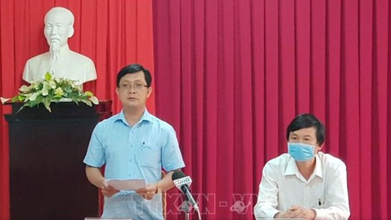 Trưởng Ban Tuyên giáo Tỉnh ủy Bình Phước Hà Anh Dũng công bố quyết định kỷ luật của ông Lưu Văn Thanh. Ảnh TTXVN