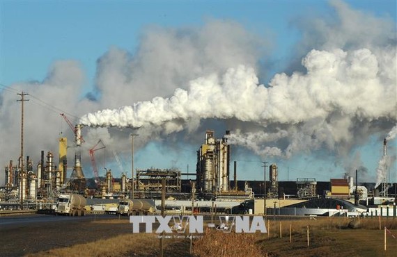 Một cơ sở sản xuất dầu ở Alberta, Canada. Ảnh: AFP/TTXVN
