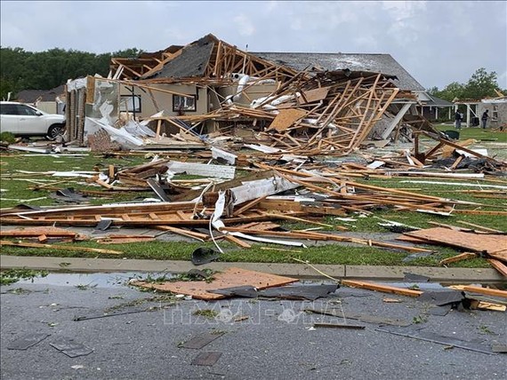 Nhà cửa bị hư hại sau bão và lốc xoáy tại thành phố Monroe, bang Louisiana, Mỹ ngày 13-4-2020. Ảnh: AFP/TTXVN