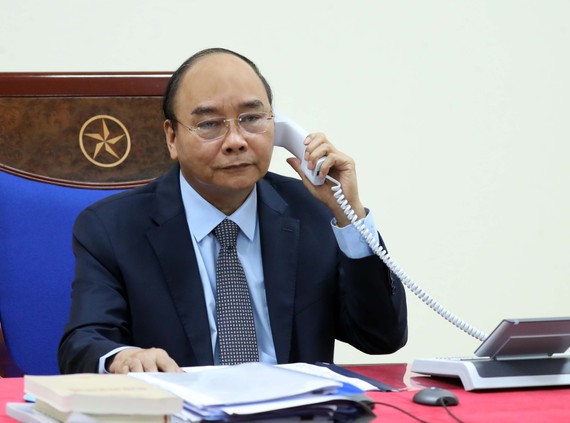 Thủ tướng Nguyễn Xuân Phúc điện đàm với Thủ tướng Nga Mikhail Mishustin. - Ảnh: VGP