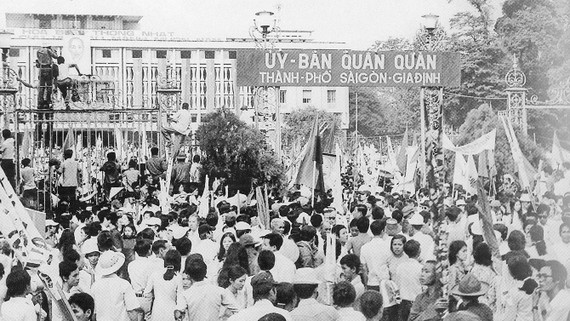 Hơn 300.000 người dân Sài Gòn chào đón Ủy ban Quân quản Thành phố Sài Gòn - Gia Định. Ảnh: T.L
