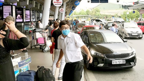 Hành khách mang khẩu trang tại sân bay Tân Sơn Nhất