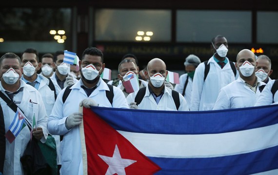 Các bác sĩ Cuba khi đến hỗ trợ y tế tại Italy. Ảnh: AP 