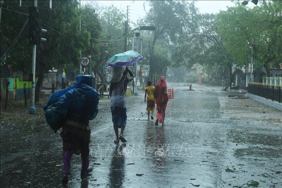 Người dân sơ tán tới nơi ở tạm để tránh bão Amphan tại Digha, Tây Bengal, Ấn Độ, ngày 18-5-2020. Ảnh: AFP/TTXVN