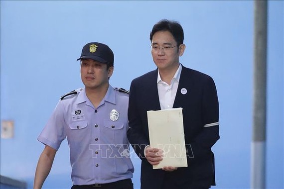 Người thừa kế tập đoàn Samsung Lee Jae-yong (phải) rời Tòa án quận trung tâm Seoul, Hàn Quốc ngày 25/8/2017. Ảnh tư liệu: AFP/TTXVN