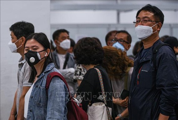 Người dân đeo khẩu trang để phòng tránh lây nhiễm COVID-19 tại sân bay quốc tế Kuala Lumpur, Malaysia. Ảnh: AFP/TTXVN