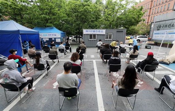 Người dân xếp hàng chờ xét nghiệm COVID-19 tại Seoul, Hàn Quốc. Ảnh: Yonhap/TTXVN