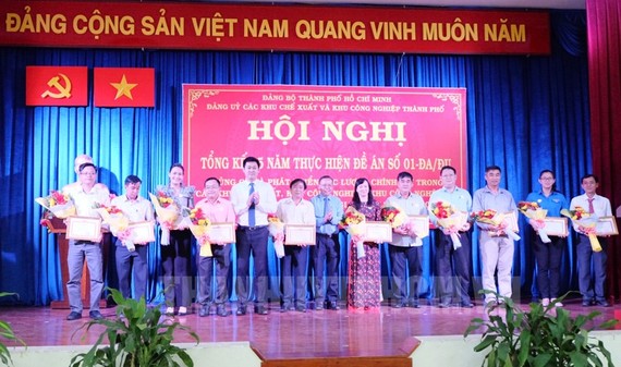 Trưởng Ban Dân vận Thành ủy TP Nguyễn Hữu Hiệp và Bí thư Đảng ủy Hứa Quốc Hưng tặng giấy khen cho các tập thể đạt thành tích xuất sắc trong thực hiện nhiệm vụ.