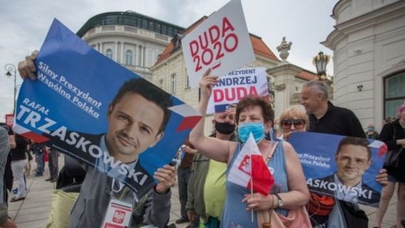 Vận động cử tri bỏ phiếu trong cuộc bầu cử tổng thống Ba Lan. Ảnh:Reuters