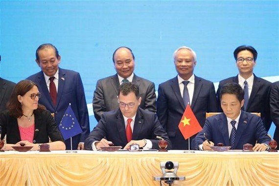 Thủ tướng Nguyễn Xuân Phúc chứng kiến ký Hiệp định Thương mại tự do giữa Việt Nam và Liên minh châu Âu. Ảnh: TTXVN