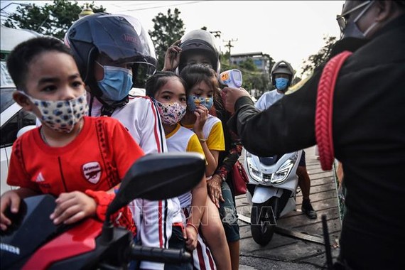 Người dân đeo khẩu trang phòng lây nhiễm COVID-19 tại Bangkok, Thái Lan. Ảnh: AFP/TTXVN