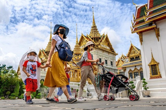 Du khách tham quan Hoàng cung ở Bangkok, Thái Lan. Ảnh: AFP/TTXVN