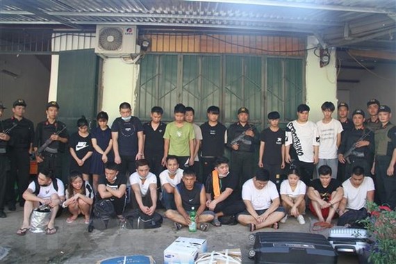Lực lượng công an bắt giữ 21 đối tượng truy nã người Trung Quốc. Ảnh: TTXVN