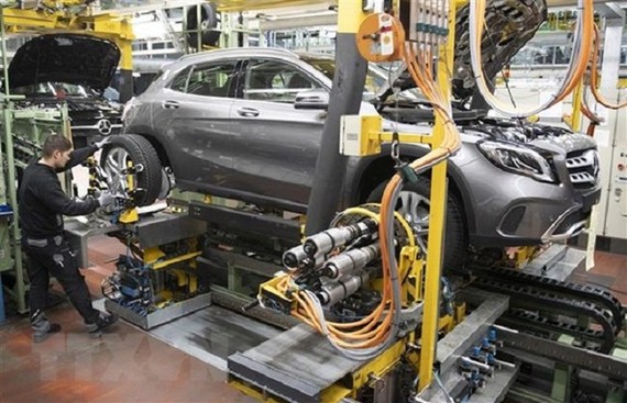 Công nhân hoàn thiện lắp ráp xe ô tô Mercedes Benz A tại nhà máy sản xuất xe Daimler ở Rastatt, miền Tây Nam Đức. Ảnh: AFP/TTXVN