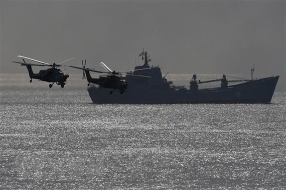Tàu chiến và trực thăng quân sự của Nga. Nguồn: AFP/TTXVN