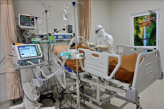 Nhân viên y tế điều trị cho bệnh nhân COVID-19 tại bệnh viện ở thành phố Bogor, Tây Java, Indonesia. Ảnh: AFP/TTXVN