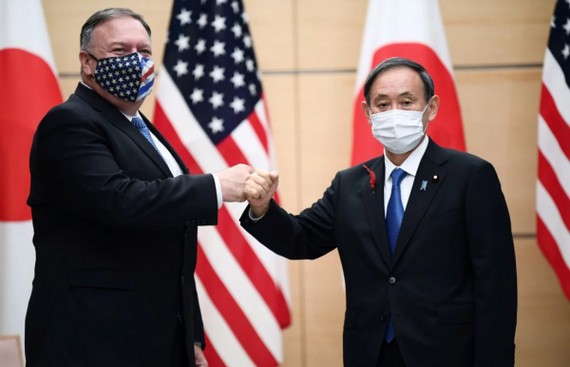 Ngoại trưởng Mỹ Mike Pompeo và Thủ tướng Nhật Bản Yoshihihde. Ảnh: Getty