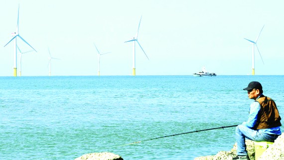 Turbine của một nhà máy điện gió biển ở Đài Loan. Ảnh: Kyodo