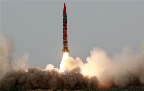 Tên lửa đạn đạo đất đối đất có khả năng mang đầu đạn hạt nhân Shaheen-1 của Pakistan được phóng thử tại một địa điểm bí mật. Ảnh tư liệu: AFP/TTXVN