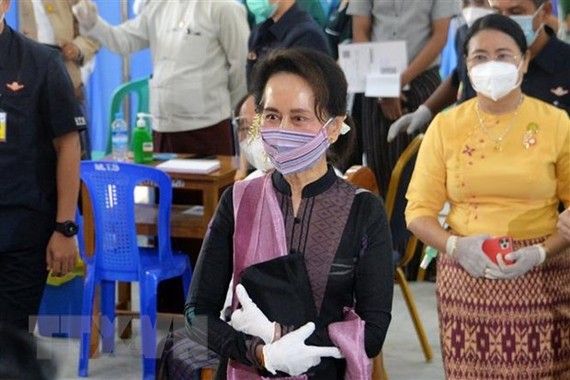 Bà Aung San Suu Kyi (phía trước). Ảnh: AFP/TTXVN