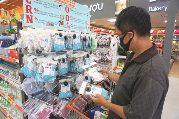 Người tiêu dùng chọn mua khẩu trang vải kháng khuẩn  tại Co.opmart