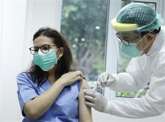 Nhân viên y tế tiêm phòng dịch COVID-19 cho người dân tại Jakarta, Indonesia. Ảnh: THX/TTXVN