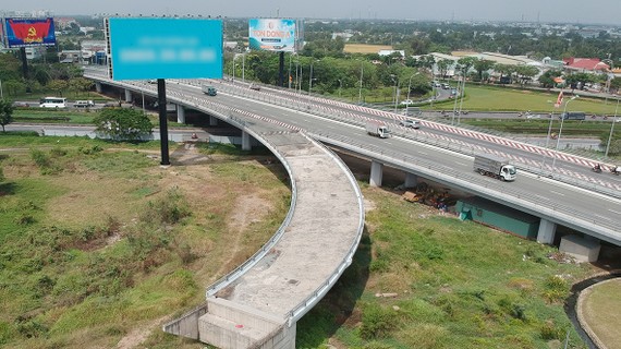 Đường Võ Văn Kiệt đến nay vẫn chưa kết nối hoàn chỉnh với quốc lộ 1A. Ảnh: CAO THĂNG