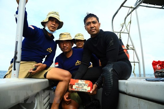 Các thợ lặn Indonesia tìm thấy một hộp đen máy bay Hãng hàng không Sriwijaya gặp nạn ở ngoài khơi thủ đô Jakarta, ngày 12-1-2021. Ảnh: AFP/TTXVN