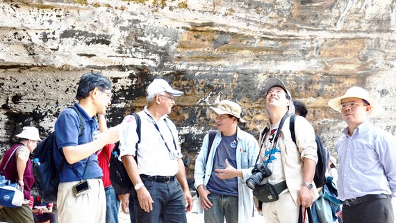 Các nhà khoa học khảo sát giá trị địa chất  tại Công viên địa chất toàn cầu Lý Sơn - Sa Huỳnh