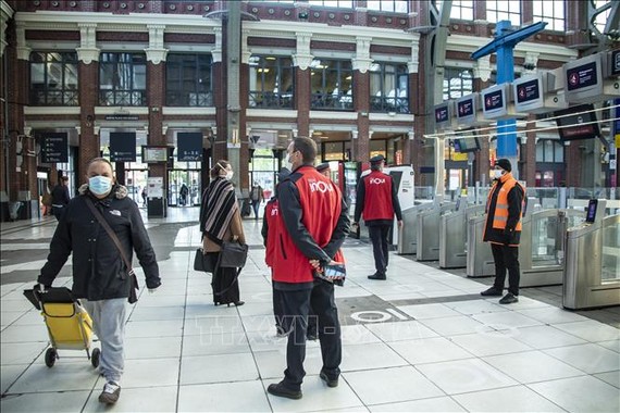 Người dân đeo khẩu trang phòng lây nhiễm COVID-19 tại ga tàu hỏa ở Lille, miền bắc nước Pháp. Ảnh: THX/TTXVN