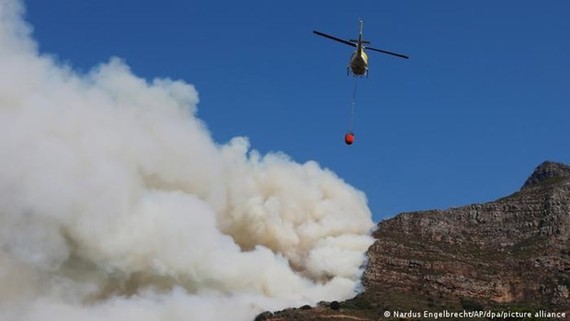 Trực thăng dập lửa khu vực Table Mountain. Ảnh: AP