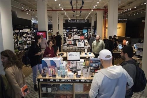 Người tiêu dùng Mỹ mua sắm tại cửa hàng bán lẻ 4 sao đầu tiên tại Manhattan, New York (Mỹ). Ảnh: TTXVN