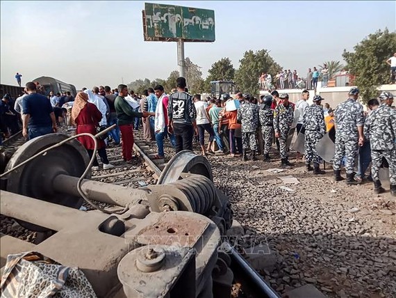 Hiện trường vụ tai nạn tàu hỏa bị trật đường ray tại tỉnh Qalioubia, phía Bắc thủ đô Cairo, Ai Cập, ngày 18-4-2021. Ảnh: AFP/TTXVN