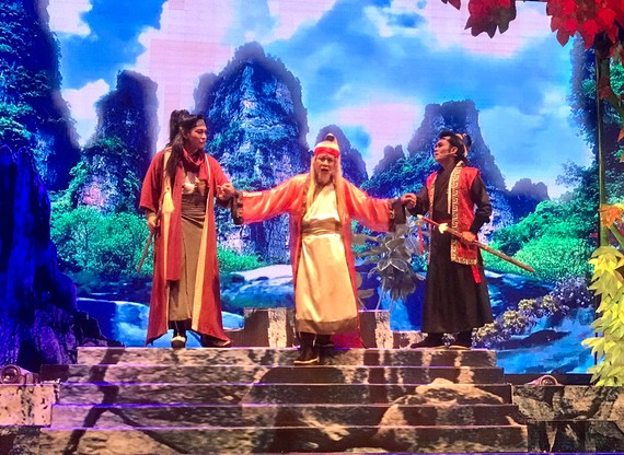 Các nghệ sĩ biểu diễn vở Đêm lạnh chùa hoang tại Bạc Liêu