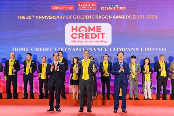 Ông Fabien Sanchez, Giám đốc Bộ phận Rủi ro và Thu hồi nợ đại diện Home Credit Việt Nam nhận giải thưởng từ đại diện Ban tổ chức giải thưởng Rồng Vàng 2020