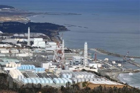 Các bể nước thải có chứa phóng xạ đã qua xử lý tại nhà máy điện hạt nhân Fukushima, Nhật Bản. Nguồn: Kyodo/TTXVN