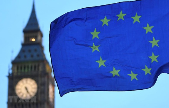 Cờ Liên minh châu Âu bay gần Tháp Elizabeth ở London, Anh. Ảnh: AFP/TTXVN