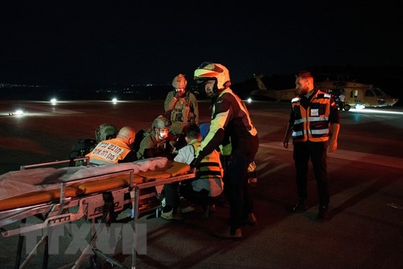 Lực lượng cứu hộ chuyển nạn nhân bị thương trong thảm kịch giẫm đạp tại núi Meron. Ảnh: THX/TTXVN