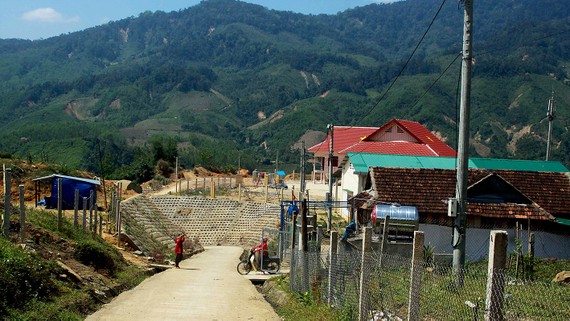 Đường sá, nhà cửa ở làng Thanh niên lập nghiệp Sơn Bua, xã Sơn Bua, huyện Sơn Tây, tỉnh Quảng Ngãi, đã hoàn thiện, khởi sắc giữa rừng núi