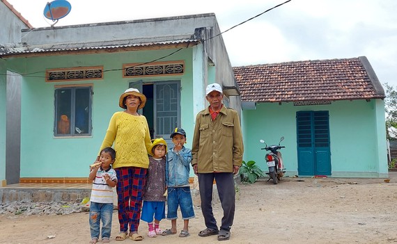 Cụ Đinh Yem (bên phải) cùng một hộ dân được cụ cho đất xây nhà