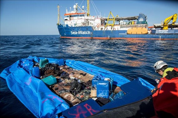 Tàu Sea-Watch 3 giải cứu những người di cư gặp nạn tại khu vực ngoài khơi vùng biển Libya. Ảnh tư liệu: AP/TTXVN